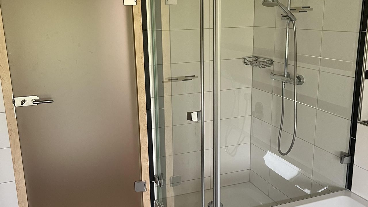 Bad 2 mit Dusche und Badewanne Bad 2 mit Dusche und Badewanne